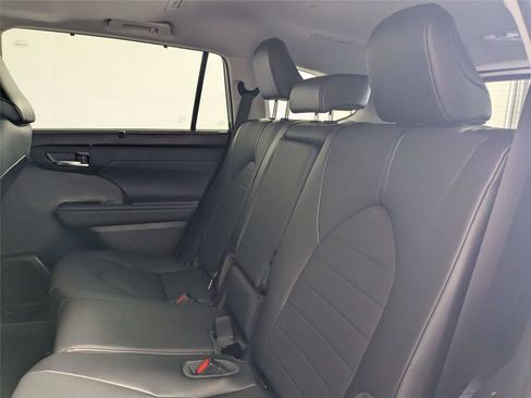 Used 2021 Toyota Highlander XLE image 38