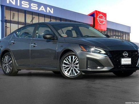 Certified 2025 Nissan Altima 2.5 SV image 1