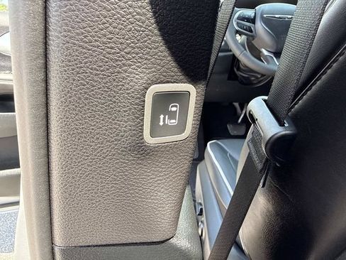 Used 2026 Chrysler Pacifica Limited FWD image 28