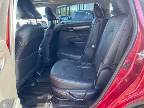Used 2022 Toyota Highlander Limited image 11