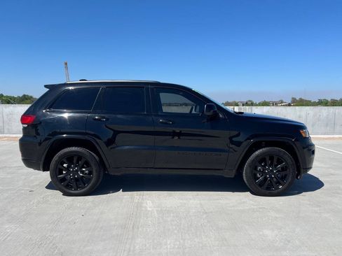 Used 2022 Jeep Grand Cherokee Laredo X AWD/4WD image 5