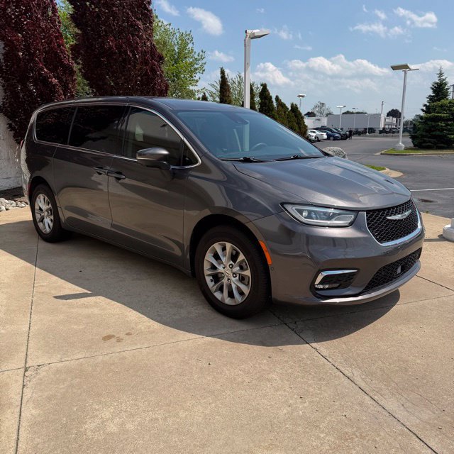 Used 2023 Chrysler Pacifica Touring-L AWD/4WD image 8
