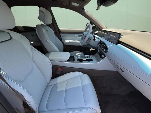 Certified 2026 Genesis GV70 2.5T Advanced AWD/4WD image 36