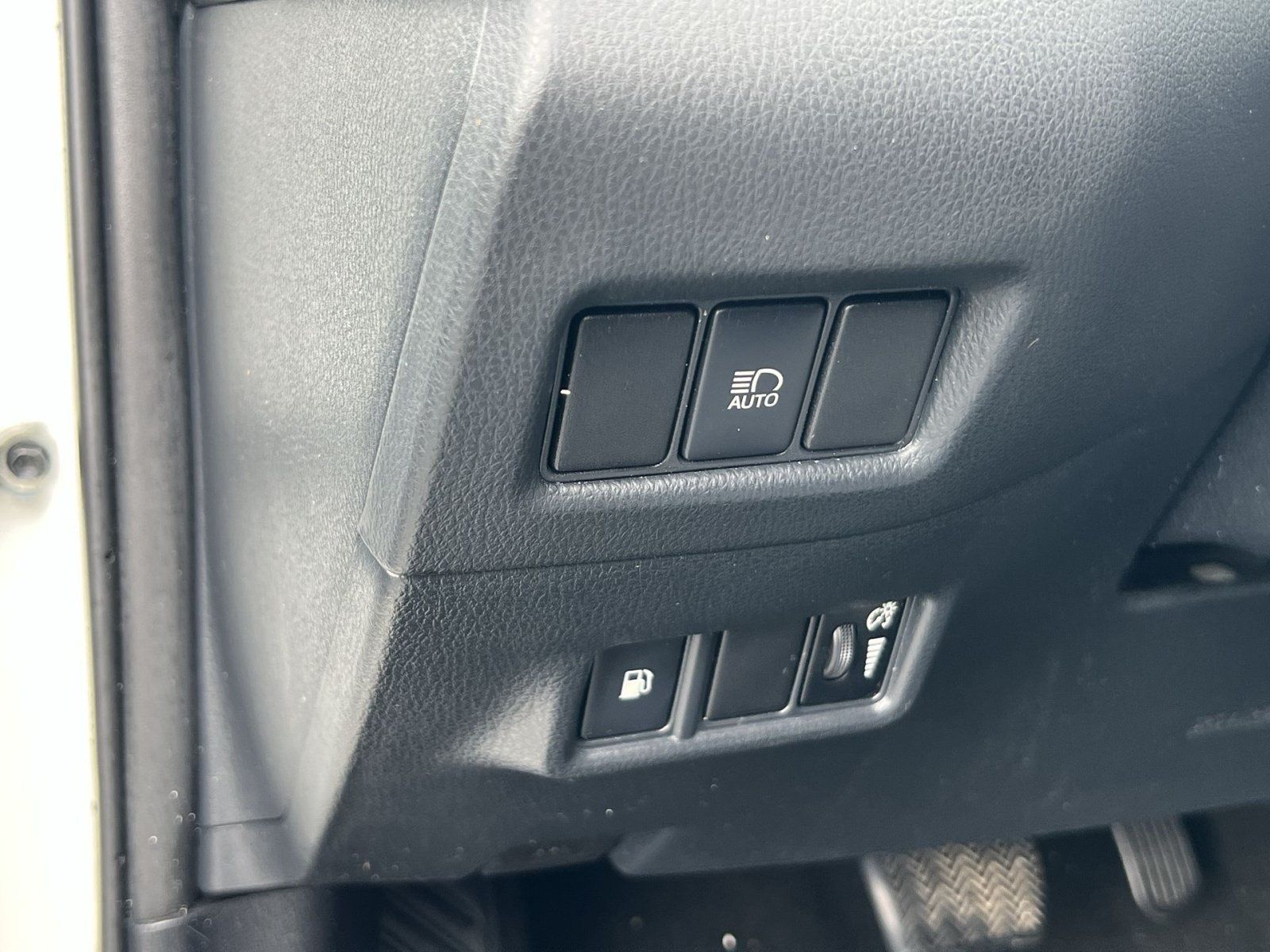 Used 2019 Toyota C-HR XLE FWD image 24
