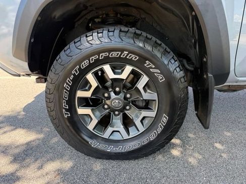 Used 2019 Toyota Tacoma TRD Off-Road w/ Technology Package AWD/4WD image 11