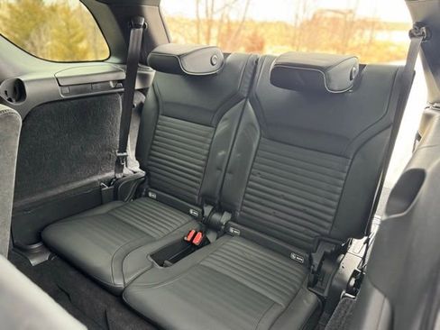 Used 2018 Land Rover Discovery HSE image 9