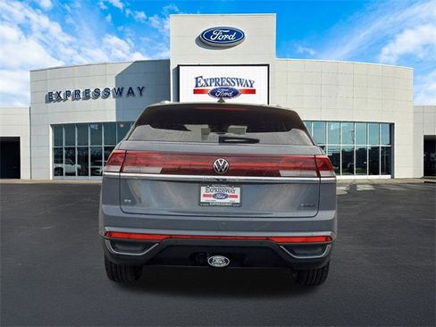 Used 2024 Volkswagen Atlas Cross Sport SE w/ Panoramic Sunroof Package image 7