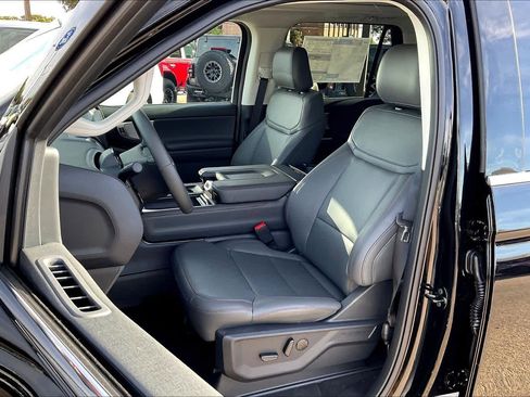 New 2025 Ford Expedition Active image 9