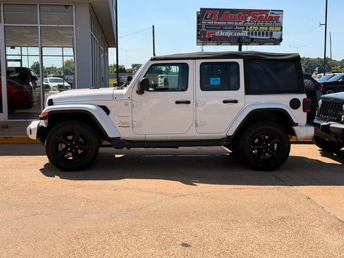 Used 2019 Jeep Wrangler Unlimited Sahara AWD/4WD image 17