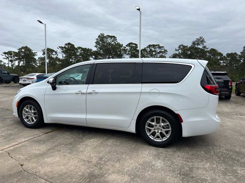 Certified 2023 Chrysler Pacifica Touring-L FWD image 5