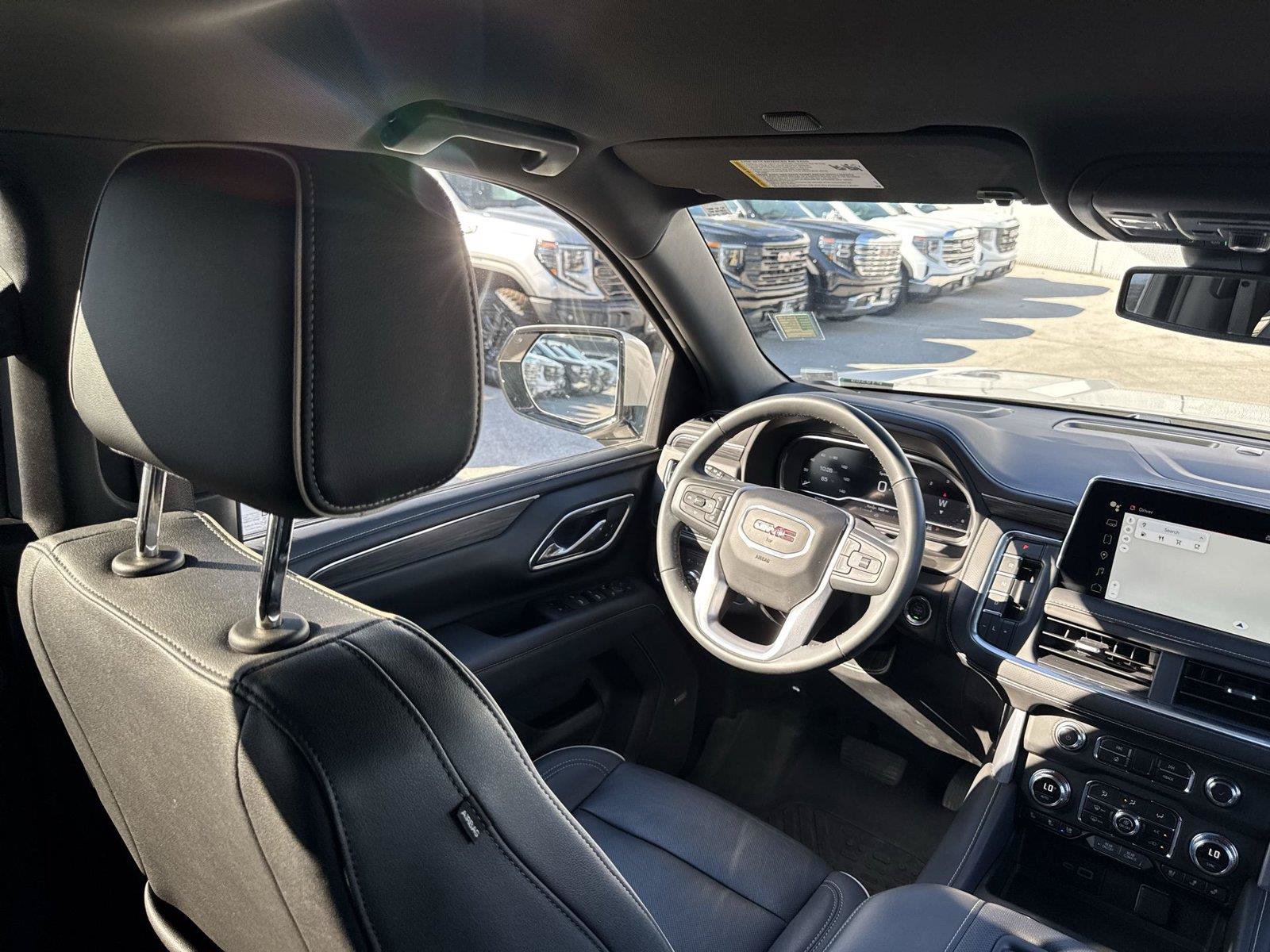 Used 2023 GMC Yukon SLT w/ SLT Luxury Package AWD/4WD image 11
