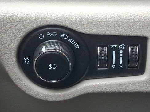 Used 2024 Chrysler Pacifica Touring-L image 24