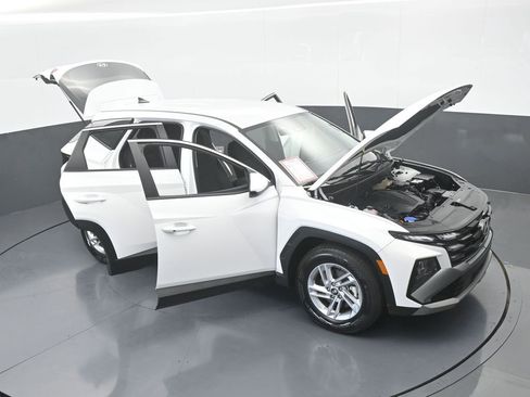 Used 2025 Hyundai Tucson SE image 70