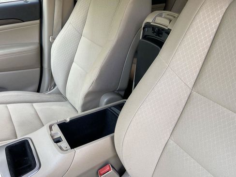 Used 2021 Jeep Grand Cherokee Laredo RWD image 40