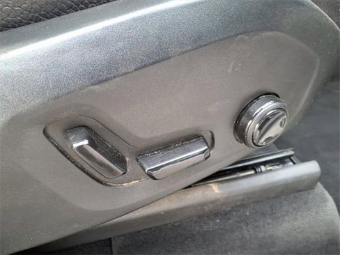 Used 2018 Volvo XC90 T6 Momentum w/ Convenience Package image 6