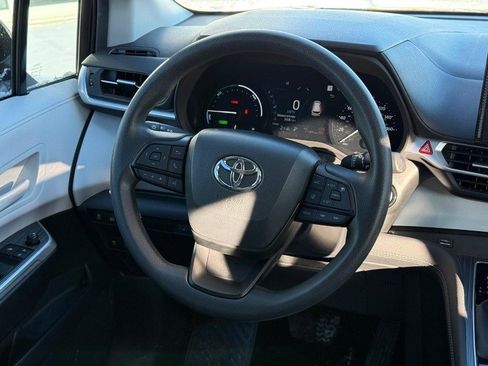 Used 2025 Toyota Sienna LE image 15