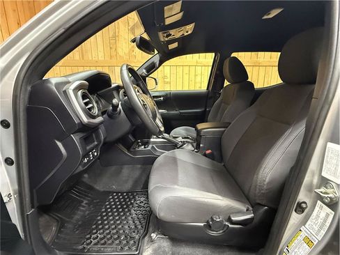Used 2017 Toyota Tacoma TRD Off-Road AWD/4WD image 15
