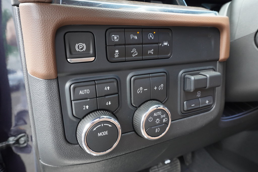 Certified 2025 Chevrolet Tahoe High Country w/ Sun And Tow Package AWD/4WD image 24