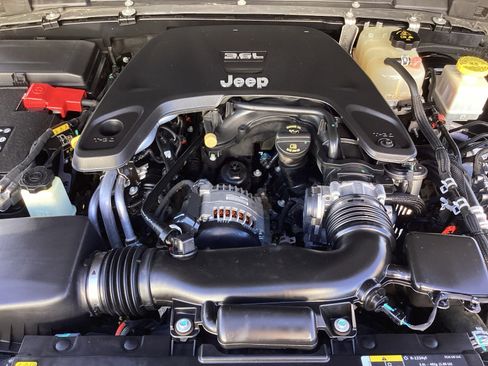 Used 2021 Jeep Gladiator Rubicon w/ Cold Weather Group image 32