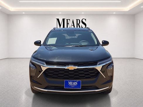 Used 2025 Chevrolet Trax LT FWD image 8