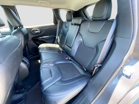 Used 2021 Jeep Cherokee Latitude Plus FWD image 14
