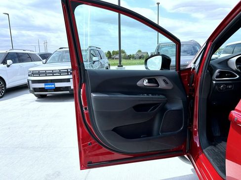 Used 2025 Chrysler Pacifica Select FWD image 10