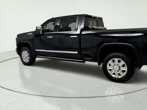 Used 2025 Chevrolet Silverado 2500 High Country w/ High Country Premium Package AWD/4WD image 3
