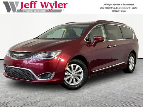 Used 2017 Chrysler Pacifica Touring-L FWD image 1