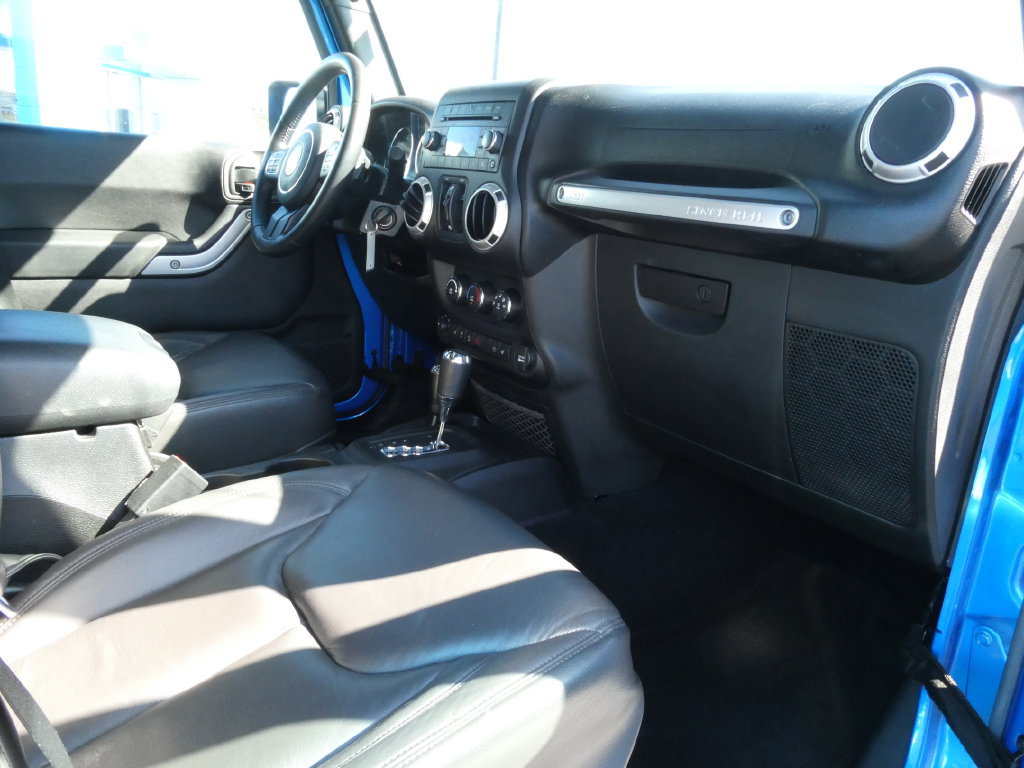 Used 2015 Jeep Wrangler Unlimited Sahara w/ Dual Top Group AWD/4WD image 14