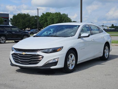 Used 2024 Chevrolet Malibu LT FWD image 2