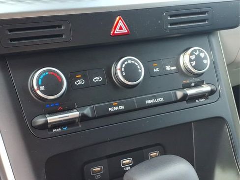 Used 2024 Kia Carnival LX FWD image 10