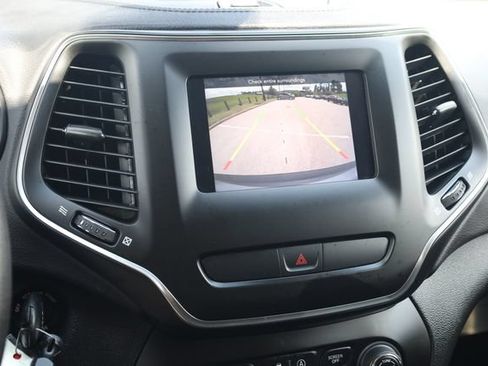Used 2020 Jeep Cherokee Latitude FWD image 18