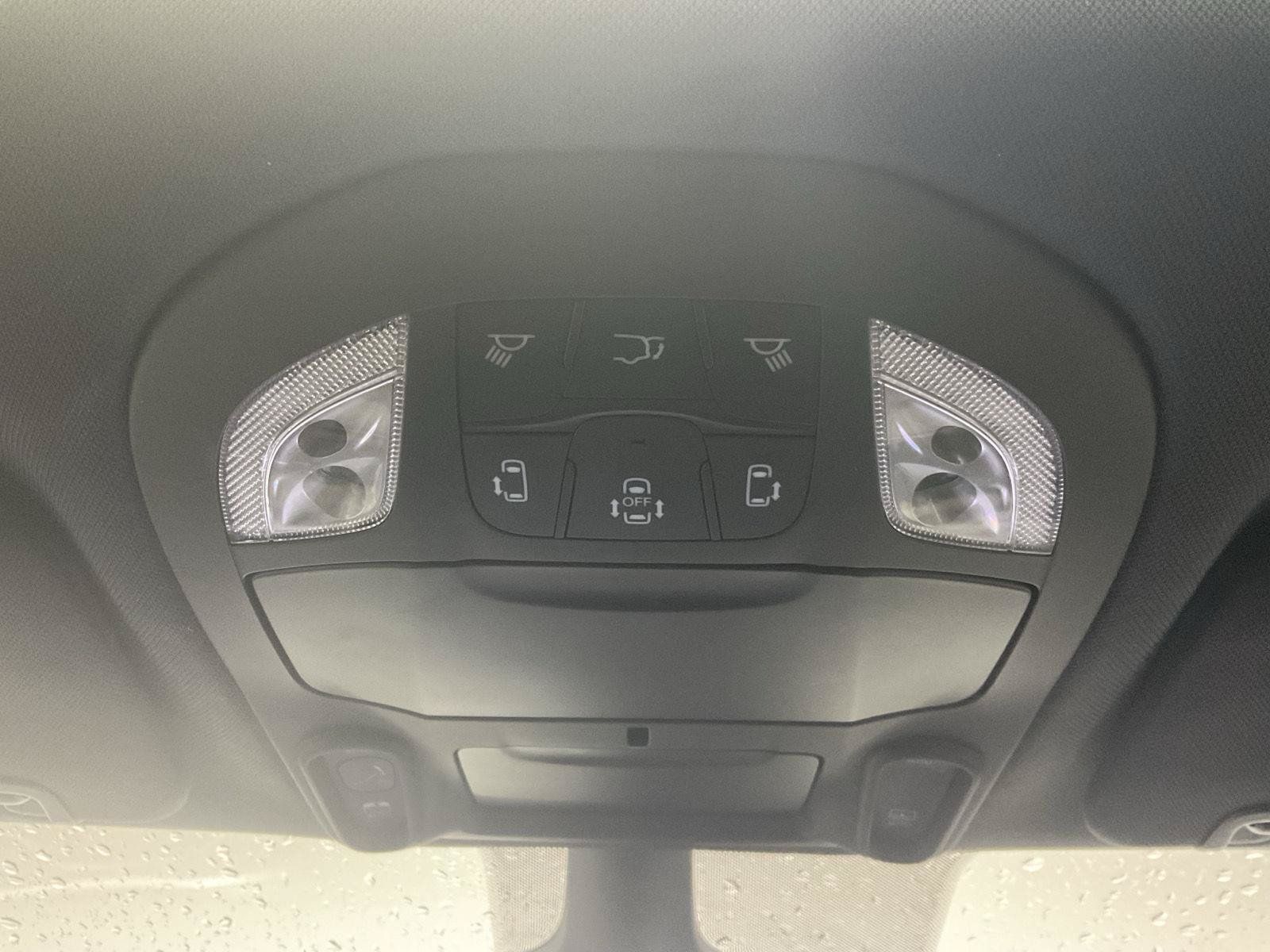 Used 2025 Chrysler Pacifica Limited FWD image 17