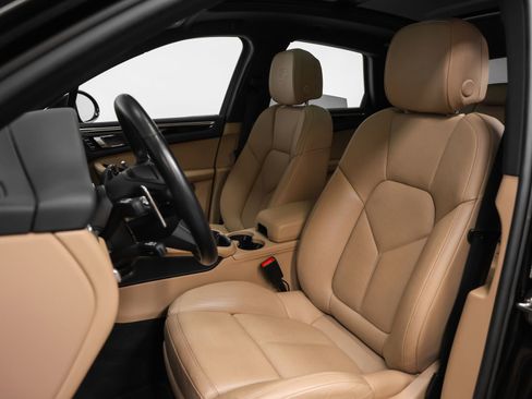Certified 2023 Porsche Macan AWD/4WD image 42