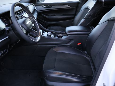 Used 2025 Jeep Grand Cherokee Altitude image 42