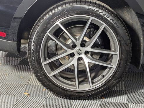 Certified 2025 Porsche Macan image 13