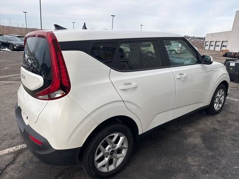 Certified 2022 Kia Soul S image 5
