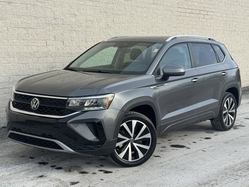 Used 2023 Volkswagen Taos SE w/ Panoramic Sunroof Package image 2