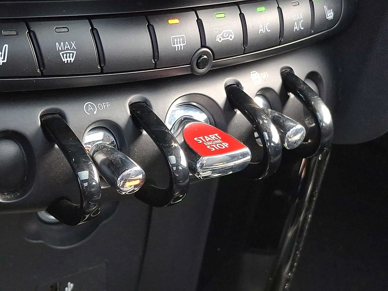 Used 2024 MINI Cooper 4-Door Hardtop FWD image 21