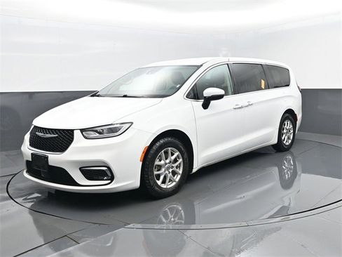 Used 2023 Chrysler Pacifica Touring-L image 2
