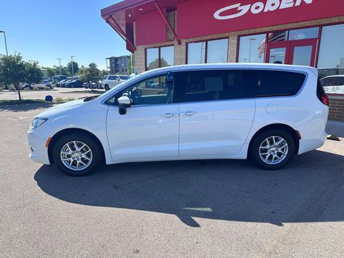 Used 2023 Chrysler Voyager LX FWD image 9