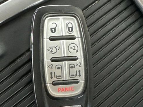 Used 2024 Chrysler Pacifica Touring-L FWD image 13