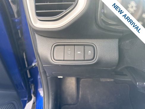 Used 2022 Hyundai Venue Limited FWD image 19