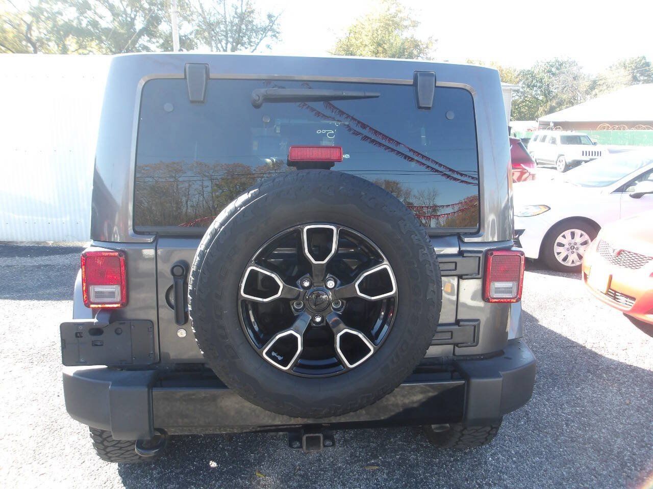 Used 2017 Jeep Wrangler Unlimited Sahara AWD/4WD image 6