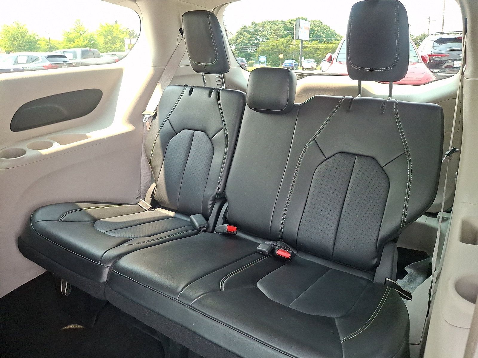Used 2024 Chrysler Pacifica Touring-L FWD image 11
