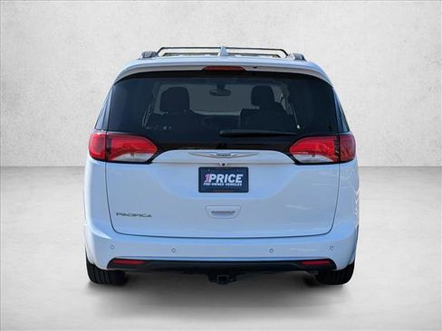 Used 2017 Chrysler Pacifica Touring-L FWD image 8