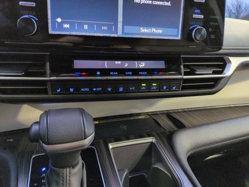 Used 2024 Toyota Sienna Limited image 18