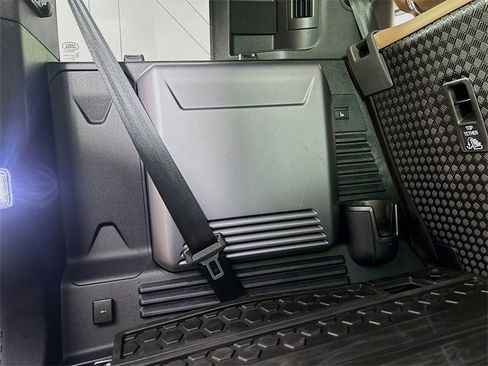 Used 2025 Land Rover Defender 110 X-Dynamic SE image 25