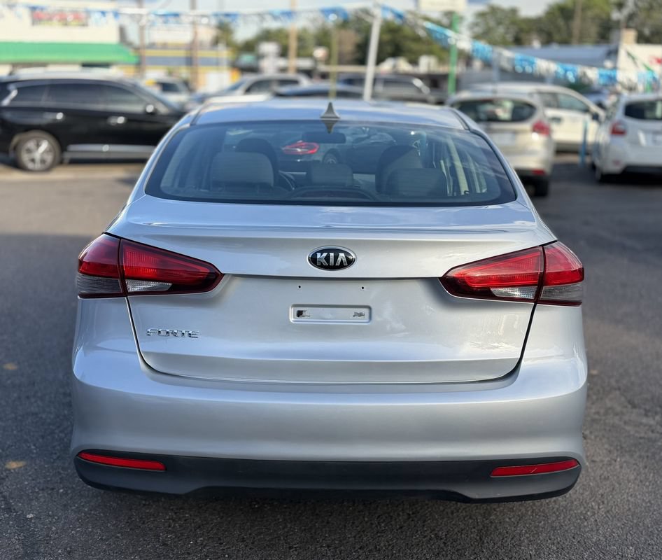 Used 2017 Kia Forte LX FWD image 4