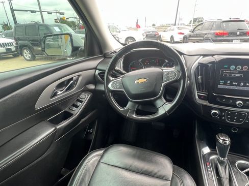 Used 2019 Chevrolet Traverse LT FWD image 17